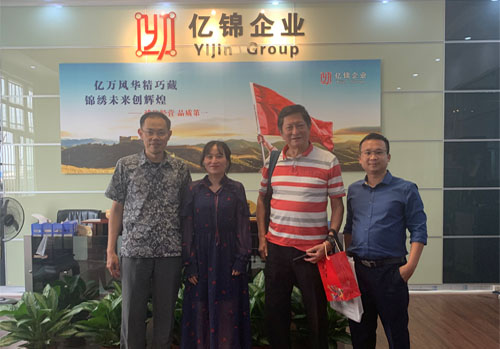 海南?？谲囌古穹看罱ㄅc客戶合影